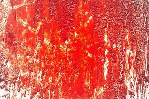 sfondo rosso. muro sanguinante spaventoso. muro bianco con schizzi di sangue per lo sfondo di Halloween. foto