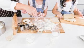 primo piano mamma e figlia che preparano l'impasto foto