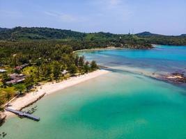 vista aerea della natura paradiso tropicale spiaggia dell'isola goditi una bella estate sulla spiaggia con acqua limpida e cielo blu a koh kood o ko kut, thailandia. foto