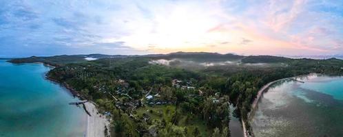 vista aerea della natura paradiso tropicale spiaggia dell'isola goditi una bella estate sulla spiaggia con acqua limpida e cielo blu a koh kood o ko kut, thailandia. foto