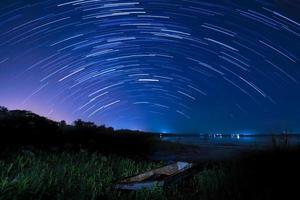 bella immagine della scia di stelle durante la notte foto