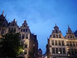 Anversa in Belgio di notte foto