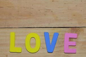 lettere d'amore sul pavimento di legno. sfondo San Valentino con i cuori. concetto di San Valentino. spazio per il testo. foto