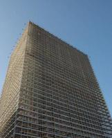 edificio con ponteggio e teli di protezione foto