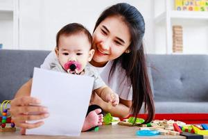 concetto di felice festa della mamma. figlia sorpresa e regalo mamma carte sua madre foto