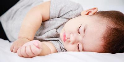 neonato che dorme a letto. maternità moderna, formato banner foto