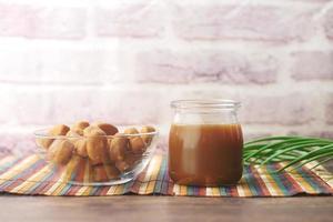 barretta di cioccolato al caramello e liquido sul tavolo foto