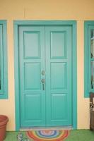 porta d'ingresso colore verde a singapore foto
