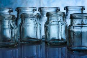 un gruppo di bottiglie su sfondo blu foto