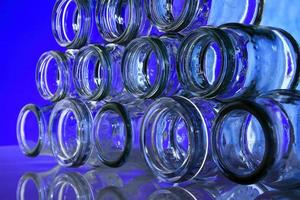 un gruppo di bottiglie su sfondo blu foto