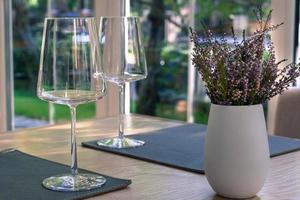 bicchieri di vino vuoti sul tavolo nel ristorante. fotografia in stile vintage, mockup del prodotto foto