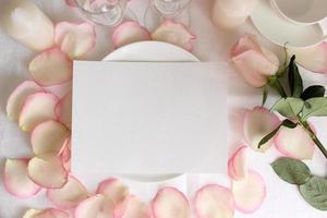 mockup del menu di nozze con rose e petali foto