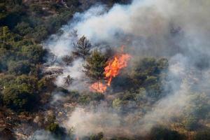 fuoco sulle montagne al confine tra Israele e Libano foto