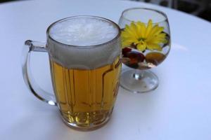 birra chiara fresca in un bicchiere. foto