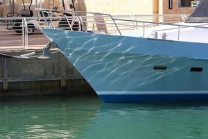 ormeggio in riva al mare per l'ormeggio di barche e yacht foto