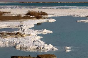 il Mar Morto è un lago salato tra Israele, Giordania e la riva occidentale del fiume Giordano. foto