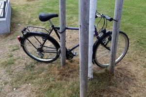 stand di biciclette per strada in una grande città foto