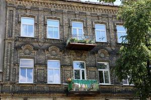 piccolo balcone sul fronte dell'edificio foto