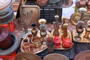 vecchi oggetti e strumenti sono venduti in un mercato delle pulci in Israele foto