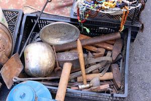 vecchi oggetti e strumenti sono venduti in un mercato delle pulci in Israele foto