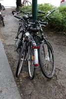 stand di biciclette per strada in una grande città foto