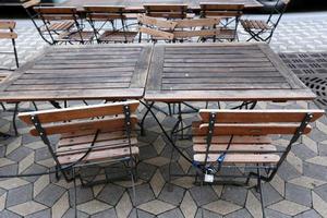 tavolo e sedie in un caffè in un parco cittadino foto