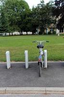 stand di biciclette per strada in una grande città foto