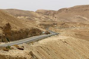 strada nelle montagne eilat nel deserto del negev foto