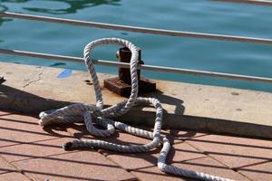 ormeggio in riva al mare per l'ormeggio di barche e yacht foto