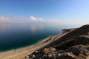 il Mar Morto è un lago salato tra Israele, Giordania e la riva occidentale del fiume Giordano. foto