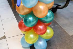 palloncini a una festa per bambini in un parco cittadino foto