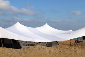 tenda turistica sulla costa mediterranea. foto