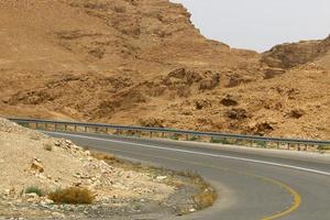 strada nelle montagne eilat nel deserto del negev foto