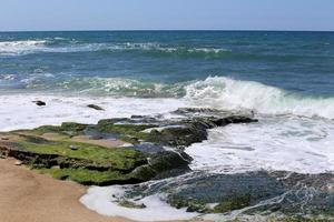 costa mediterranea nel nord di Israele foto