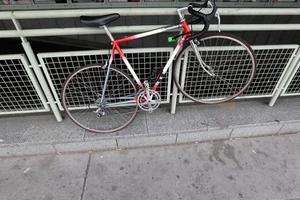 stand di biciclette per strada in una grande città foto