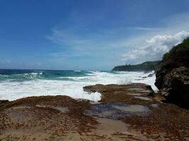 acqua dell'oceano alla spiaggia di guajataca a isabela puerto rico con rocce foto