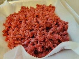mucchio di carne di manzo rossa cruda macinata in un contenitore di schiuma foto