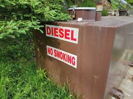 segno di divieto di fumo diesel sul contenitore del gas in metallo foto