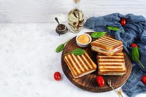 club sandwich con prosciutto, pomodoro, formaggio e spinaci. panini alla griglia