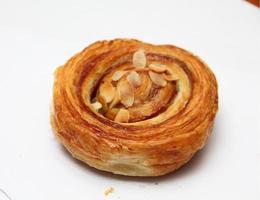 torta di pane crudo alla cannella isolato su sfondo bianco foto