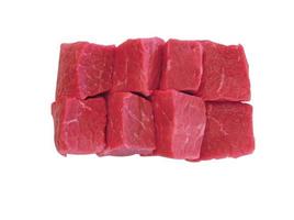 carne di manzo cruda tagliata a dadini, taglio isolato su sfondo bianco foto