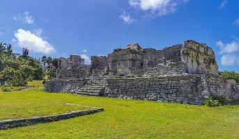 antiche rovine di tulum sito maya tempio piramidi manufatti vista sul mare messico. foto