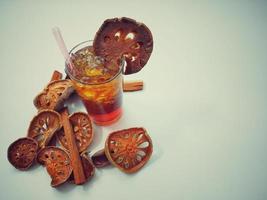 il cocktail bael con succo di bael marrone e ghiaccio nel bicchiere dà una rinfrescante idea estiva. foto