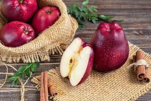 mele rosse su fondo di legno scuro. messa a fuoco selettiva. raccolta. cibo salutare. foto