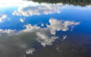 il stoteler della germania del nord vede l'acqua blu del lago con il riflesso delle nuvole. foto