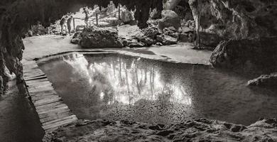 stupefacente acqua turchese blu e grotta calcarea sprofonda nel cenote messico. foto