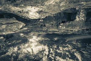 blu turchese acqua calcare grotta dolina cenote tajma ha messico. foto