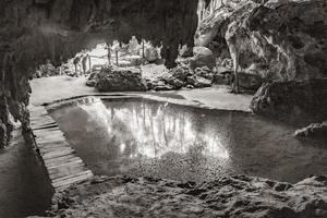 stupefacente acqua turchese blu e grotta calcarea sprofonda nel cenote messico. foto