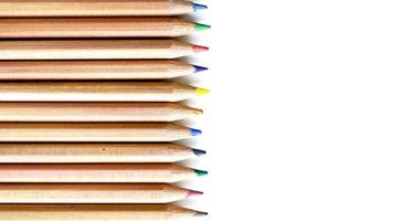 vista dall'alto di disposizione delle matite colorate in legno isolata foto