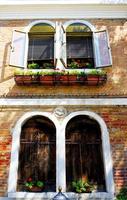 casa con due porte e due finestre a venezia, italia foto